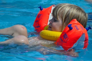 Bild 2: Kinder lernen schwimmen
