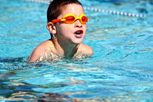 Bild 5: Kinder lernen schwimmen
